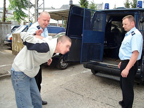 Paweł P. uciekł z sali sądowej, gdy dowiedział się, że trafi do aresztu. Policjanci złapali go w pościgu