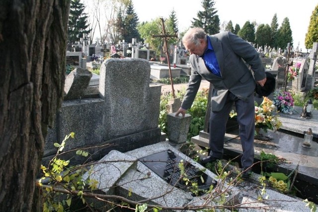 Jan Murawski pokazuje, co zostało po wichurze z rodzinnego grobowca