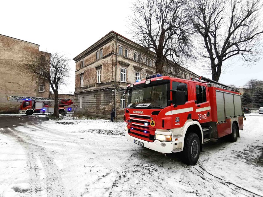 Pożar w Przemyślu. Paliło się w kamienicy przy ul. Smolki. W akcji 3 zastępy strażaków [ZDJĘCIA]