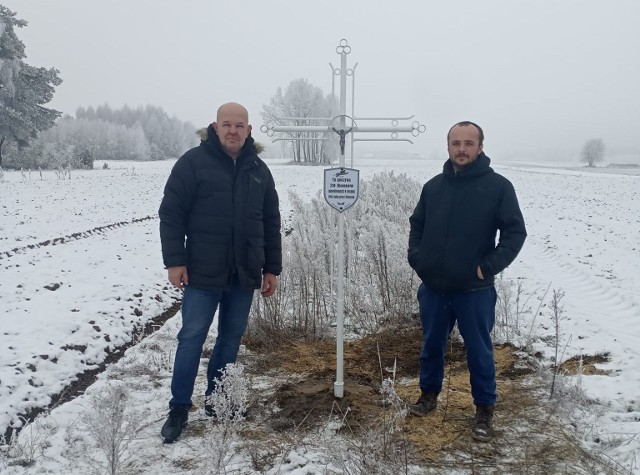 Lokalni pasjonaci historii, Marek Godlewski i Tomasz Warzyński uczcili pamięć pomordowanych przez Niemców Romów w 1944 roku. W Złotnikach pojawił się krzyż i tabliczka.