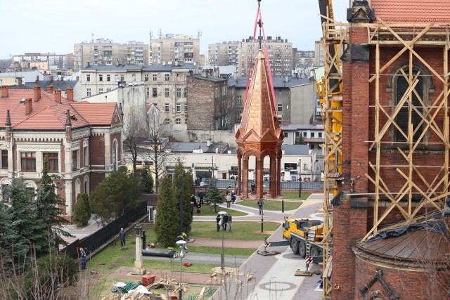 Katedra w Sosnowcu będzie miała nową wieżyczkę. Montaż już się rozpoczął. Prawdopodobnie na poprzedniej, drewnianej, wieżyczce pojawiły się płomienie. Nowa jest metalowa