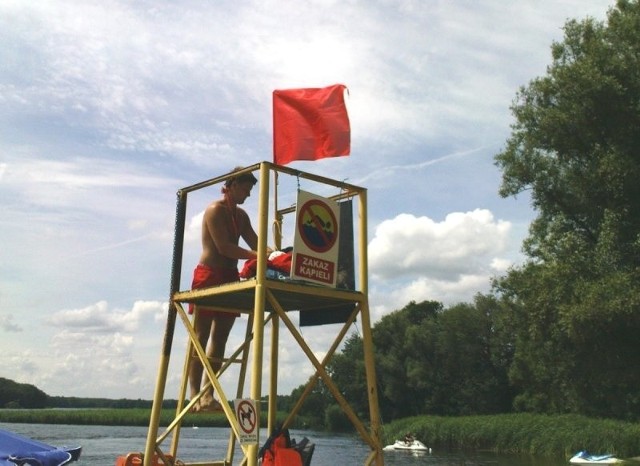 Tablica z napisem "zakaz kąpieli" stanęła na Plaży Miejskiej. Na szczęście, niemal tuż obok działa zespół krytych basenów.