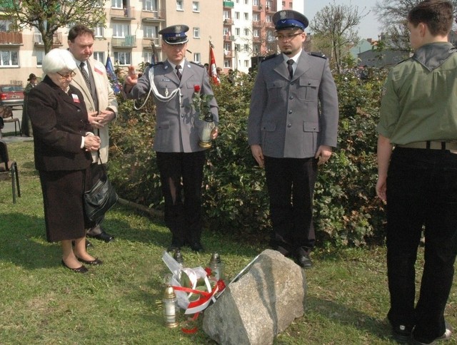 - Pierwszy raz mieliśmy okazję zapalić znicz dla taty, złożyć dla niego wiązankę kwiatów - mówiła bardzo wzruszona Feliksa Kocejko przy dębie i płycie pamięci jej ojca Feliksa Grabki.