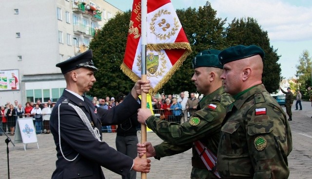 Sztandar przekazał żołnierzom z pocztu dowódca jednostki płk Andrzej Sekular.