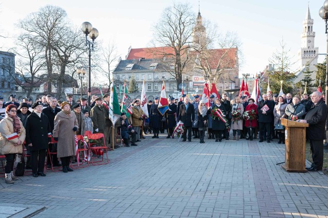 Uroczystość pod pomnikiem Żołnierzy Antykomunistycznego Podziemia na placu Wolności w Opolu.
