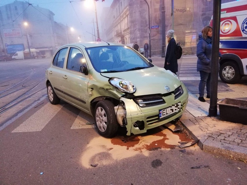 Wypadek u zbiegu ul. Kopernika i ul. Żeromskiego. Samochód uderzył w kamienicę [zdjęcia]