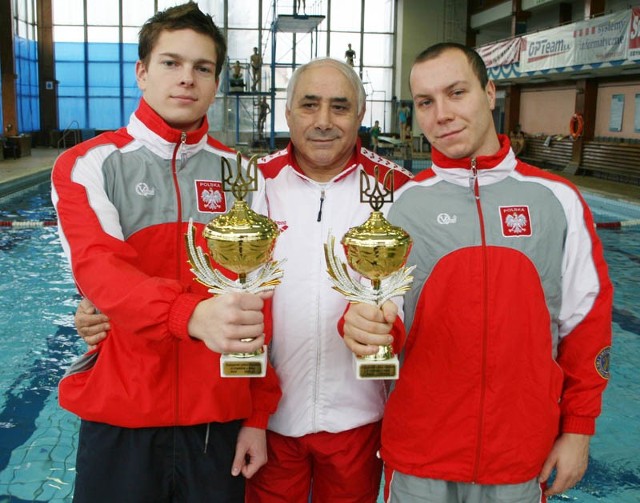 Trener Sierż Koczarian (w środku) znów mógł cieszyć z sukcesu pary: Andrzej Rzeszutek (z lewej) i Grzegorz Szczepek w skokach synchronicznych.