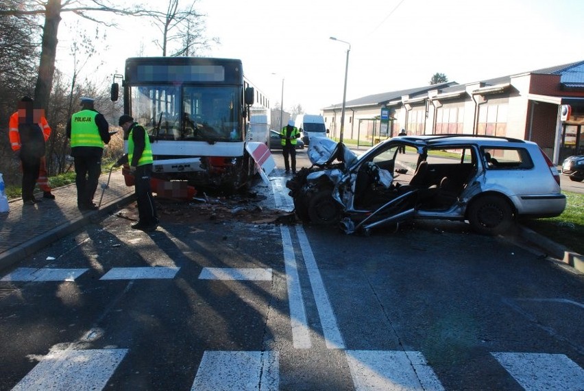 Wypadek autobusu w Jastrzębiu: kierowca forda mondeo zasnął? Policja ustala przyczyny