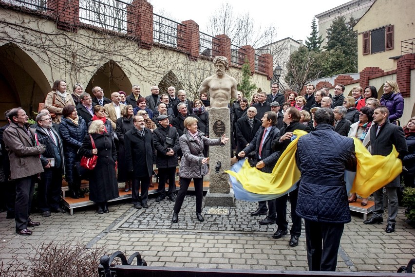 Herakles stanął na wzgórzu uniwersyteckim w Opolu 