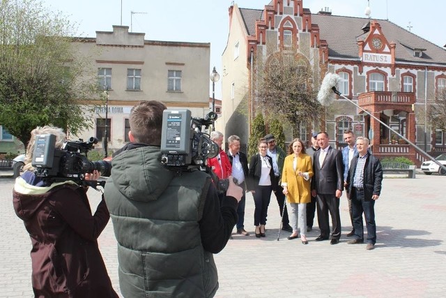 W najbliższą sobotę, 1 czerwca, o godzinie 11 w telewizji Super Polsat odbędzie się premiera najnowszego programu &quot;Małe Wielkie Marzenia&quot;.To program telewizyjny, w kt&oacute;rym przedstawiane są trudne losy niepełnosprawnych bohater&oacute;w i ich rodzin. Ekipa Polsatu z Katarzyną Montgomery na czele pr&oacute;buje spełniać ich małe wielkie marzenia. Bohaterką sobotniego programu będzie niepełnosprawna dziewczynka z Łącka oraz mieszkańcy gminy Pakość (ale nie tylko), kt&oacute;rzy postanowili jej pom&oacute;c. Czy spełnią jej małe wielkie marzenie? O tym będziemy mogli się przekonać oglądając sobotnią premierę. Na zdjęciach migawki z wizyty ekipy telewizyjnej w Pakości &gt;&gt;&gt;&lt;center&gt;Flash INFO, odcinek 16 - najważniejsze informacje z Kujaw i Pomorza.&lt;script class=&quot;XlinkEmbedScript&quot; data-width=&quot;640&quot; data-height=&quot;360&quot; data-url=&quot;//get.x-link.pl/90bbce63-0ac5-6641-ba48-00ae9cf40942,bb810ae1-7f2f-9978-10f0-387ce4898389,embed.html&quot; type=&quot;application/javascript&quot; src=&quot;//prodxnews1blob.blob.core.windows.net/cdn/js/xlink-i.js?v1&quot;&gt;&lt;/script&gt;&lt;/center&gt;