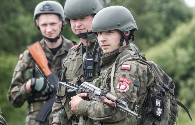 Większość młodych ludzi działających w organizacjach paramilitarnych, jak ZS „Strzelec”, już współpracujących z wojskiem, deklaruje gotowość wstąpienia do oddziałów Obrony Terytorialnej.