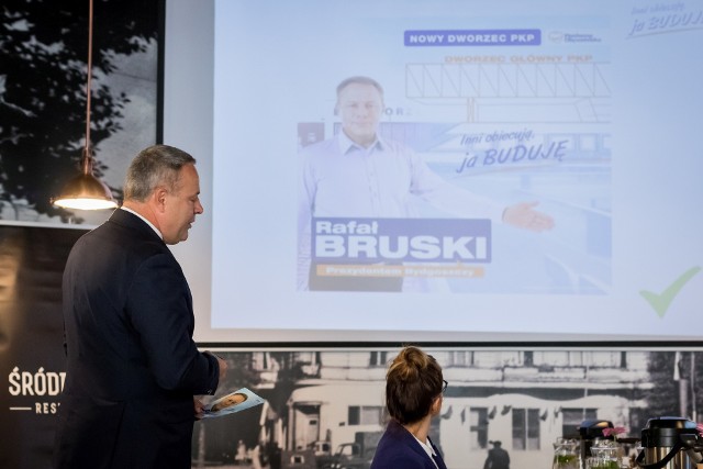 Prezydent Rafał Bruski zorganizował konferencję prasową po raz pierwszy od dawna występując w roli kandydata w wyborach.
