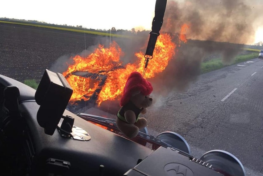 Strażacy pod Wrocławiem gasili płonący samochód [ZDJĘCIA]