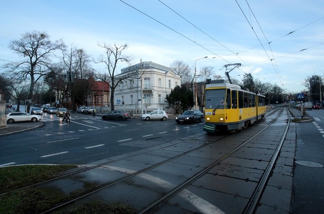 Na al. Wojska Polskiego można byłoby wprowadzić "zieloną falę" dla tramwajów. Jest tu klika skrzyżowań gdzie tramwaj czeka: na przecięciu z ulicą Skargi, Felczaka, Niedziałkowskiego.