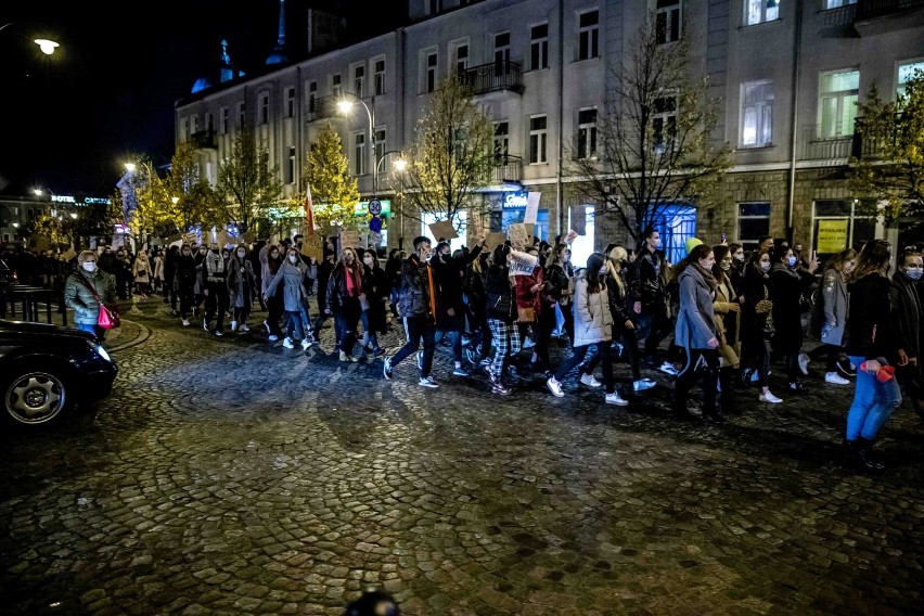 27-10-2020 Białystok. Strajk kobiet-czarny spacer ulicami...