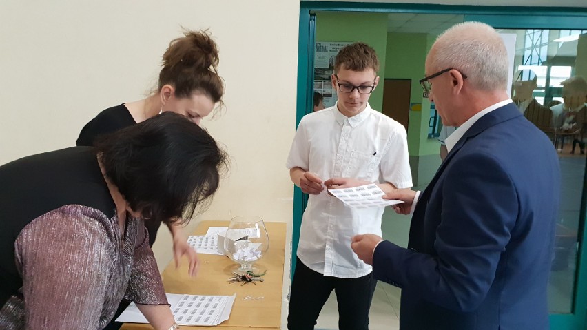 Egzamin gimnazjalny 2019 w Strzelcach Opolskich. Dyrektorom udało się skompletować komisje. Ostatni taki test w historii gimnazjów