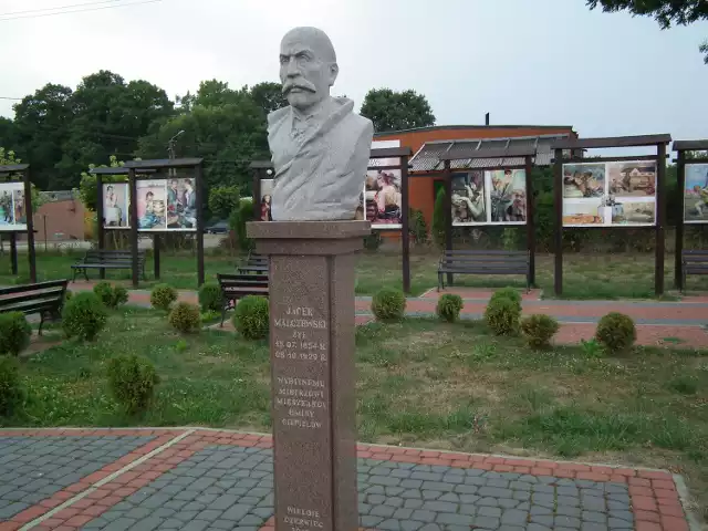 Pomnik Jackowi Malczewskiemu wystawili mieszkańcy gminy Ciepielów. Znajduje sie on na placu w centrum wsi Wielgie