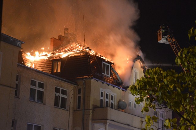 To był największy pożar na terenie powiatu nyskiego od kilkunastu lat. Gasiło go 25 zastępów straży pożarnej. Ogień objął 400 metrów kwadratowych dachu i poddasza budynku komendy.
