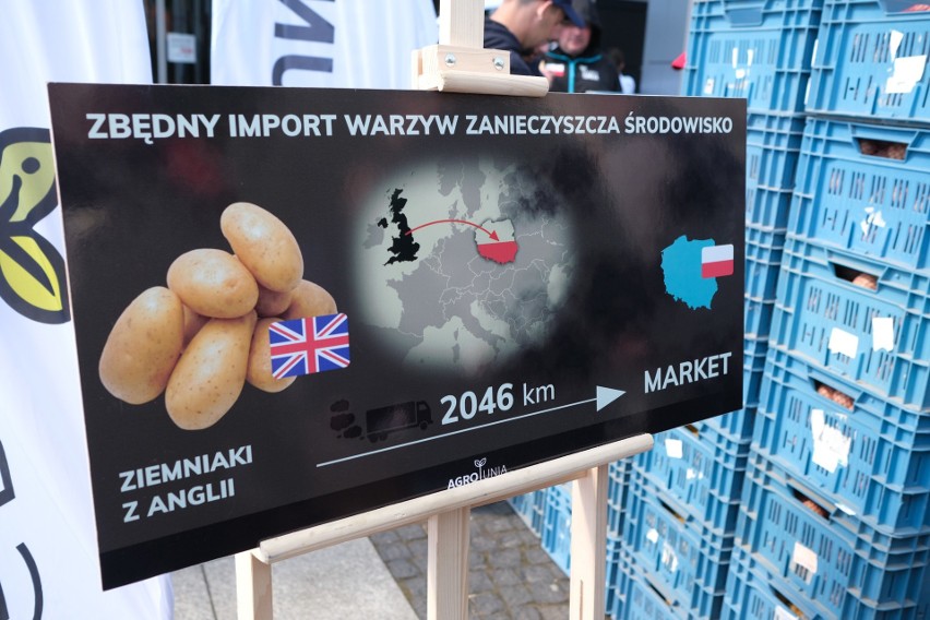 Warszawa: Protest Agrounii. Rolnicy rozdają ziemniaki....