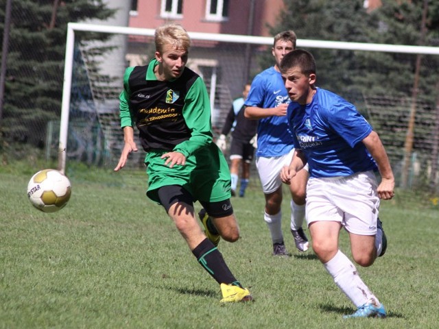 Juniorzy starsi Stali SprintExpress Rzeszów (niebieskie koszulki) wygrali w Tarnobrzegu z Siarką 2-1.