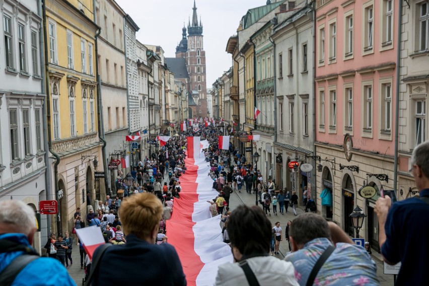 Kraków pobił rekord długości biało-czerwonej flagi [ZDJĘCIA, WIDEO]