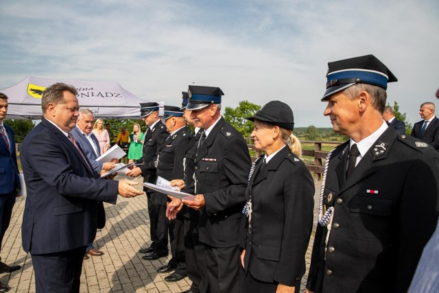 W Goniądzu promesy na zakup sprzętu oficjalnie odebrali przedstawiciele ponad setki ze 190 dofinansowanych jednostek