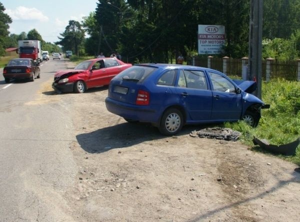 Kierowcy obu aut z ogólnymi potłuczeniami ciała trafili do szpitala.