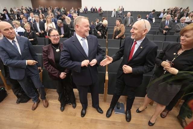 Stary-nowy rektor UMK prof. Andrzej Tretyn (w środku) po ogłoszeniu wyników wczorajszych wyborów