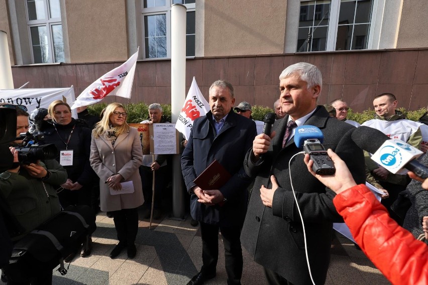 Pikieta przed urzędem wojewódzkim