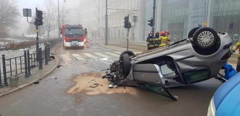 Wypadek na ul. Narutowicza w Łodzi! Dachowanie na skrzyżowaniu