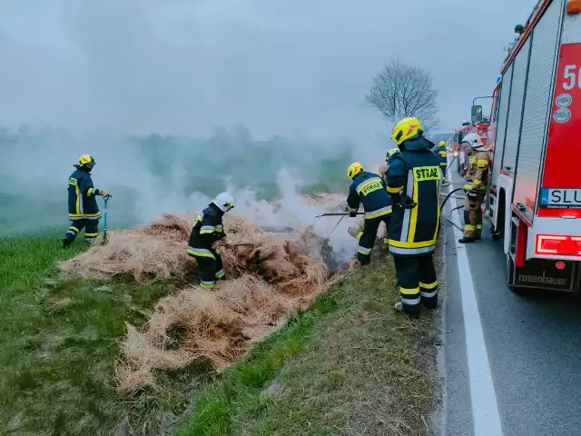 Płonąca ciężarówka na DK46. Zajęte ogniem baloty spadły na prawie dwukilometrowym odcinku drogi