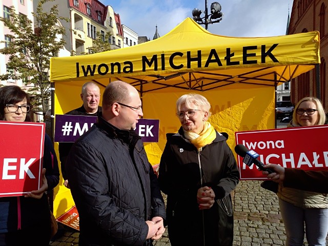 Posłanka Iwona Michałek przeszła daleką drogę po scenie politycznej. Scena również przez ten czas mocno się zmieniła. Podczas jednej z licznych konferencji urządzonych przez panią poseł przed wyborami w 2019 roku, Iwona Michałek cieszyła się wsparciem Adama Bielana, który później, po konflikcie w Porozumieniu, stanął na czele Partii Republikańskiej