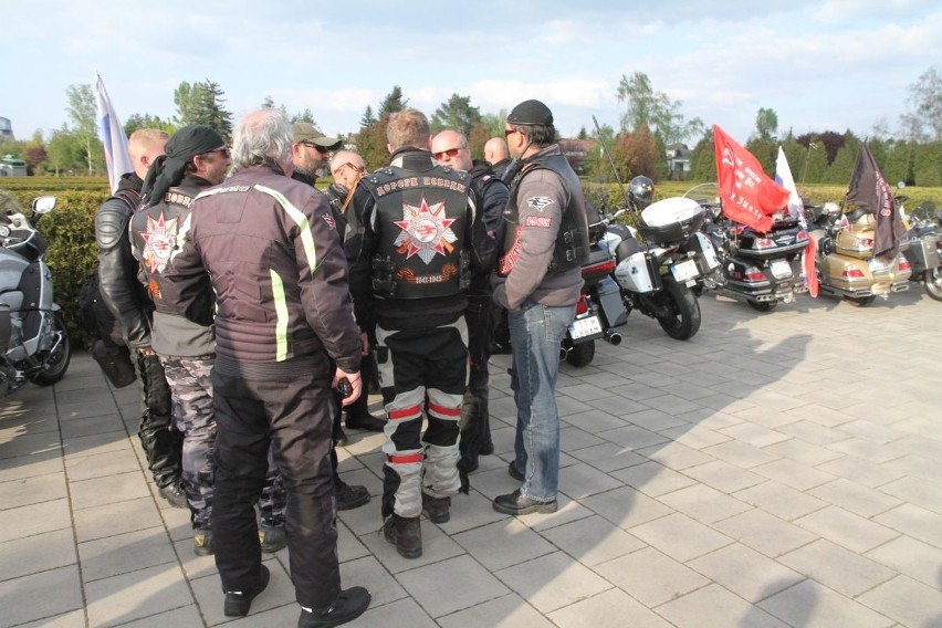 Nocne Wilki jednak we Wrocławiu. Motocykliści złożyli kwiaty na Cmentarzu Żołnierzy Radzieckich