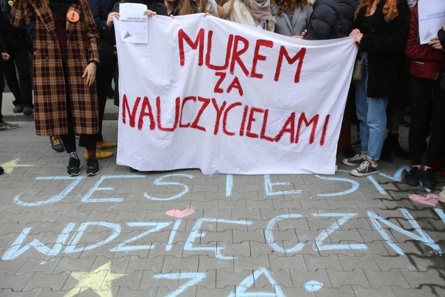 Paula i Marcin Bruszewscy okazali swoje wsparcie dla strajkujących nauczycieli, przekazując na ich konto 108 tysięcy złotych, które otrzymaliby z programu 500 plus.