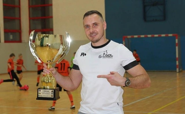 W Łodzi dzięki Gol Academy prowadzonej przez Pawła Golańskiego zagościły trójki piłkarskie.  W SP 202 rozegrano grupy w kategoriach 2008-2009 i 2010 oraz Mecz Pokazowy. W nim w Niburskim VIP wystąpili dwaj byli piłkarze Korony Kielce – Paweł Golański i Krzysztof Nykiel oraz Przemysław Kaźmierczak. To właśnie były piłkarz FC Porto, 12-krotny reprezentant Polski, mistrz Europy juniorów z 2001 bohaterem strzelił 2 gole w konfrontacji z Gol Academy Żółtymi, zwycięzcami rywalizacji w rocznikach 2008 i 2009. Akcję wsparły Polski Związek Piłki Nożnej i BNP Paribas. – Paweł Golański to sprawny organizator i dobry trener młodzieży. W Łodzi turniej został przyjęty lepiej niż w niektórych miejscach w Kielcach, na pewno tam wrócimy – powiedział Jaromir Kruk, organizator 26 Turnieju Grudniowego trójek piłkarskich o Puchar APH Do-centa i Echa Dnia. 26 Turniej Grudniowy18.12.2019, środa – Łódź, SP 202Kategoria 2008-2009 ŁódźGOL ACADEMY BIALI – GOL ACADEMY POMARAŃCZOWI I 1:1Adam Wasiak – Alex Czapnik.GOL ACADEMY ŻÓŁCI – GOL ACADEMY ZIELONI 1:1Paweł Czeczotka – Filip Sienkiewicz.GOL ACADEMY POMARAŃCZOWI I – GOL ACADEMY POMARAŃCZOWI II 0:0GOL ACADEMY ŻÓŁCI – GOL ACADEMY BIALI 3:0Paweł Czeczotka 2, Krzysztof Woźnicki.GOL ACADEMY ZIELONI – GOL ACADEMY POMARAŃCZOWI II 1:1Franciszek Franoszek – Maciej Szymczak.GOL ACADEMY POMARAŃCZOWI I – GOL ACADEMY ŻÓŁCI 3:4Adam Styś 2, Jan Machaj – Paweł Czeczotka 3, Krzysztof Woźnicki.GOL ACADEMY BIALI – GOL ACADEMY ZIELIONI 2:2Adam Wasiak, samobójcza Kajetan Chamielec – Franciszek Franoszek, Kajetan Chamielec.GOL ACADEMY POMARAŃCZOWI II – GOL ACADEMY ŻÓŁCI 0:1Michał Bogurat.GOL ACADEMY ZIELONI – GOL ACADEMY POMARAŃCZOWI I 1:1Filip Sienkiewicz – Jan Machaj.GOL ACADEMY POMARAŃCZOWI II – GOL ACADEMY BIALI 9:1Maciej Szymczak 6, Krzysztof Felek 3 – Michał Idzikowski. Gol Academy Żółci – 1 miejscePaweł Czeczotka 6, Krzysztof Woźnicki 2, Michał Bogurat 1.Gol Academy Pomarańczowi II – 2 miejsceMaciej Szymczak 7 – król strzelców, Krzysztof Felek 3, Samuel Szadkowski.Gol Academy Zieloni – 3 miejsceFranciszek Franoszek 2, Filip Sienkiewicz 2, Kajetan Chamielec 1.Gol Academy Pomarańczowi I – 4 miejsceJan Machaj 2, Adam Styś 2, Alex Czapnik 1.Gol Academy Biali – 5 miejsceAdam Wasiak 2, Michał Idzikowski 1, Dawid Beger, Ignacy Bogurat.Kategoria 2010 ŁódźGOL ACADEMY 2010 ZIELONI I – GOL ACADEMY 2010 ZIELONI II 2:0Szymon Szubert, Piotr Chachuła.GOL ACADEMY 2010 BIALI – GOL ACADEMY 2010 POMARAŃCZOWI 2:0Kewin Brzeziński 2.GOL ACADEMY 2010 POMARAŃCZOWI – GOL ACADEMY 2010 ZIELONI I 1:3Maks Wiosna – Piotr Chachuła 2, Szymon Szubert.GOL ACADEMY 2010 ZIELONI II – GOL ACADEMY 2010 BIALI 0:2Kewin Brzeziński 2.GOL ACADEMY 2010 ZIELONI II – GOL ACADEMY 2010 POMARAŃCZOWI 1:0Franciszek Adamczewski wolny.GOL ACADEMY 2010 ZIELONI I – GOL ACADEMY 2010 BIALI 6:1Jan Witczak 3, Szymon Szubert 2, Piotr Chachuła – Michał Wasilewski.GOL ACADEMY 2010 ZIELONI II – GOL ACADEMY 2010 ZIELONI I 0:2Szymon Szubert 2.GOL ACADEMY 2010 POMARAŃCZOWI – GOL ACADEMY 2010 BIALI 2:2Maks Wiosna 2 – Kewin Brzeziński, Dawid Charzyński.GOL ACADEMY 2010 ZIELONI I – GOL ACADEMY 2010 POMARAŃCZOWI 3:0Piotr Chachuła 2, Jan Witczak.GOL ACADEMY 2010 BIALI – GOL ACADEMY 2010 ZIELONI II 0:1Kuba Żeromiński.GOL ACADEMY 2010 POMARAŃCZOWI – GOL ACADEMY 2010 ZIELONI II 1:0Maks Wiosna.GOL ACADEMY 2010 BIALI – GOL ACADEMY 2010 ZIELONI I 1:3Michał Wasilewski – Jan Witczak 2, Szymon Szubert.Gol Academy 2010 Zieloni I – 1 miejsceSzymon Szubert 7 – król strzelców, Piotr Chachuła 6, Jan Witczak 6.Gol Academy 2010 Biali – 2 miejsceKewin Brzeziński 5, Michał Wasilewski 2, Dawid Charzyński 1.Gol Academy 2010 Zieloni II – 3 miejsceFranciszek Adamczewski 1, Kuba Żeromiński 1, Lila Mokrzycka.Gol Academy 2010 Pomarańczowi – 4 miejsceMaks Wiosna 4, Borys Krawczyk, Filip Olczak, Mikołaj Tosik.(dor)