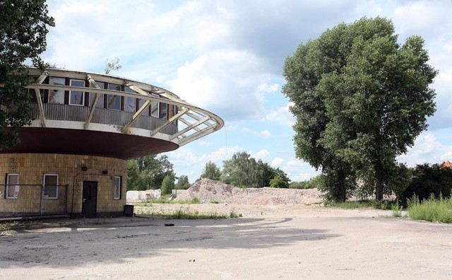 Cisza i spokój na budowie przy ulicy Gdańskiej stwarza pozory zatrzymania prac. Zdaniem inwestora, lada dzień maszyny wjadą na plac budowy.