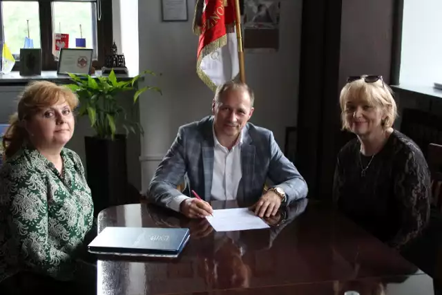 Umowę dotacyjną podpisał Artur Ludew, burmistrz Szydłowca.