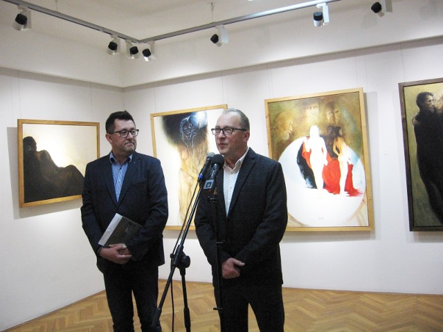 Paweł Duraj (z prawej) opowiadał o swoich obrazach. Obok Marcin Rusek, który witał artystę w imieniu Łaźni.