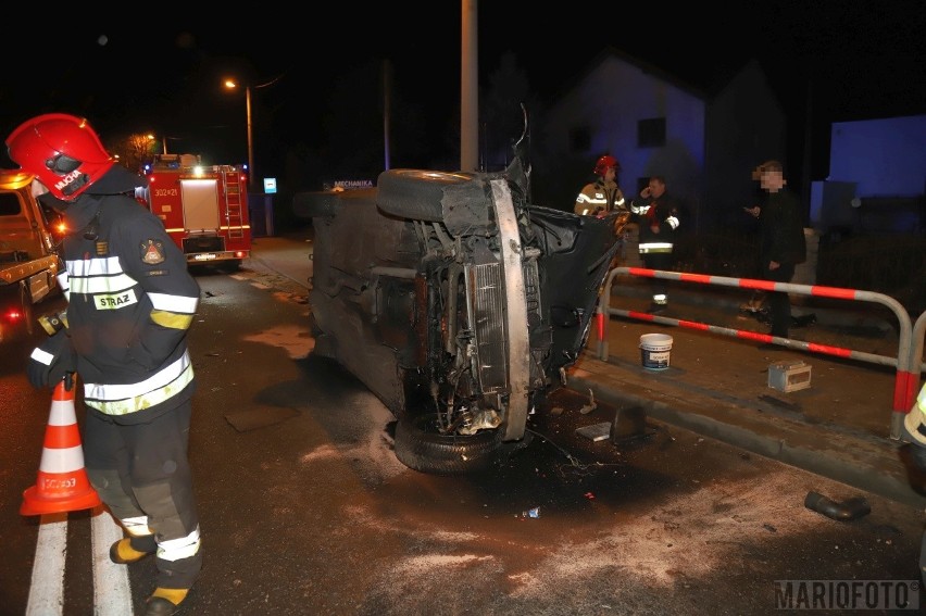 Wypadek w Źlinicach. Samochód, który prowadził 20-latek, koziołkował. Mercedes zatrzymał się na boku 