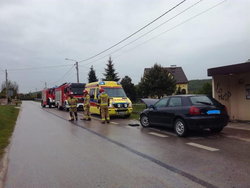 Audi wjechało w ogrodzenie w Szewcach w powiecie kieleckim. Dwoje 19-latków trafiło do szpitala. Zobacz zdjęcia