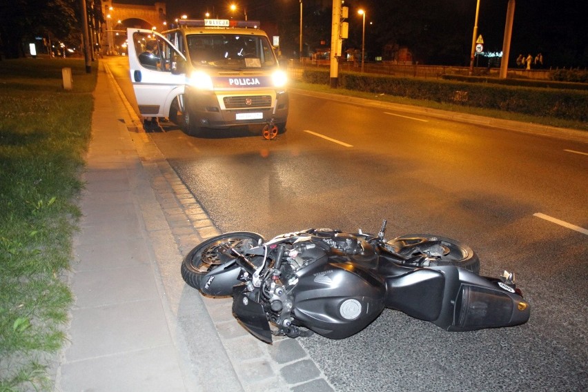 Wrocław: Wypadek motocyklisty przy moście Grunwaldzkim (ZDJĘCIA)