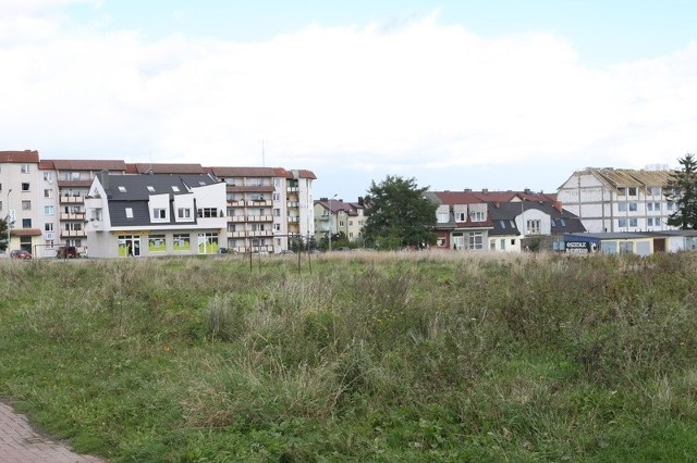 Mieszkańcy boją się, że w tym miejscu powstanie kolejny w mieście supermarket. Liczą, że uda się zbudować tu plac zabaw.