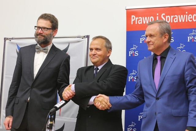 Uścisk dłoni po podpisaniu porozumienia - od lewej Krzysztof Haliżak, Mariusz Brunka i Piotr Stanke