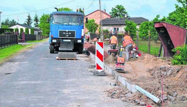 Na odcinku Promna - Daltrozów budowane są chodniki i zatoki przystankowe. Będzie też nowy asfalt. Prace zakończą się do 15 sierpnia