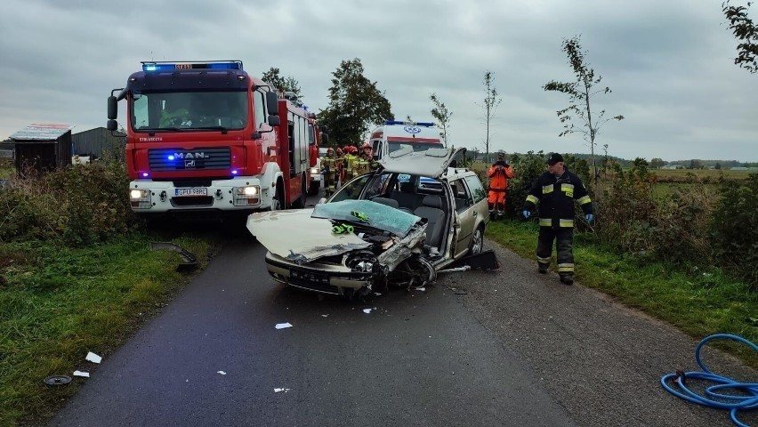 Wypadek w Połchowie w powiecie puckim 15.10.2021 r. Zderzyły się osobówka z dostawczakiem, jedną osobę zabrał śmigłowiec LPR