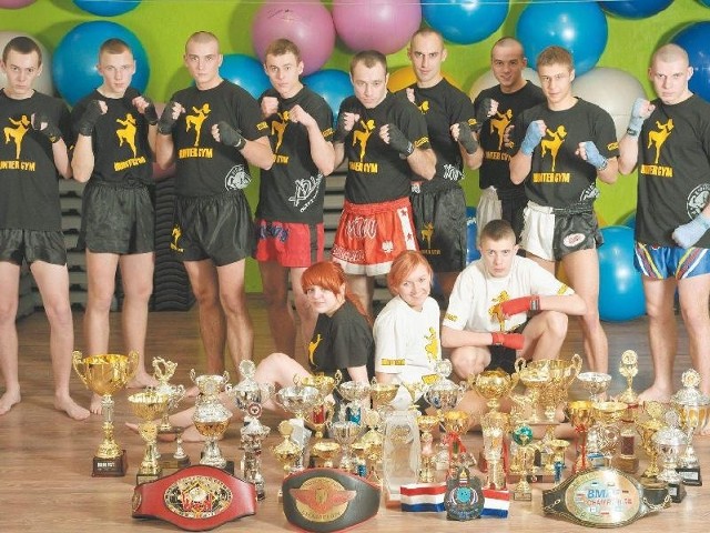 z trofeami, stoją od lewej: Krzysztof Łakomski, Mikołaj Klause, Marcin Jankowski, Daniel Jędrzejewski, Łukasz Rambalski, Zbigniew Stawicki, Karol Jankowski, Tomasz Walkowiak, Marcin Stankiewicz; u dołu: Kinga Jarońska, Aleksandra Piasecka, Radosław Szpojda