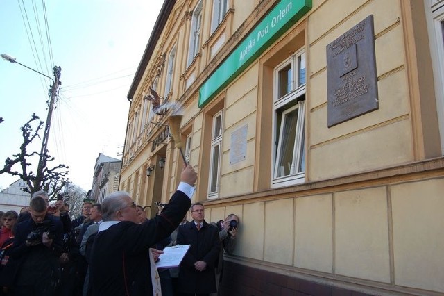 Tablicę na murze apteki poświecił ks. bp. Jan Tyrawa