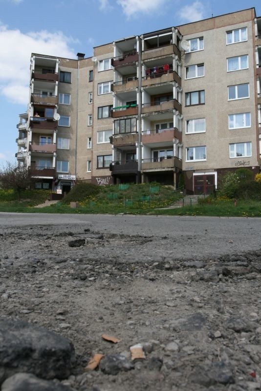 Podobnie jak asfaltowe uliczki, na których po zimie zrobiło się pełno dziur.