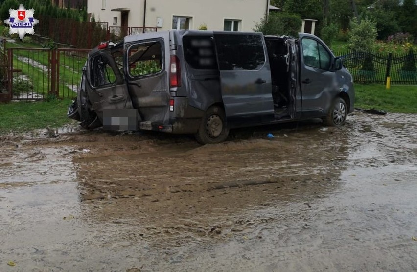 Śmiertelny wypadek w powiecie zamojskim. Naczepa ciężarówki uderzyła w busa. Nie żyje 27-latek
