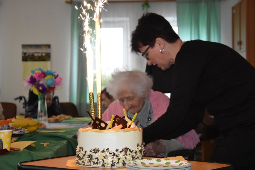 95. urodziny pani Genowefy z Domu Pomocy Społecznej w Sandomierzu. Piękna uroczystość z tortem i życzeniami 